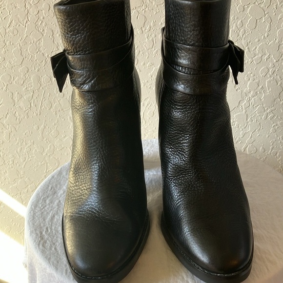 Kate Spade: Black Pebbled Leather Mannie Bow boots- 8.5 - Picture 9 of 16